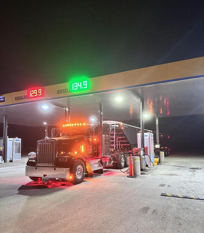 Used 2025 Kenworth W900 Sleeper Semi Truck 565 HP Cummins