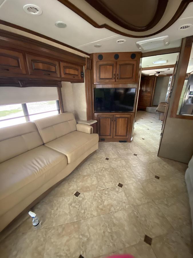 Used 2011 Monaco Camelot 43PKQ Class A Motorhome