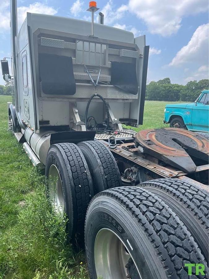Used 2006 Kenworth W900 Sleeper Semi Truck