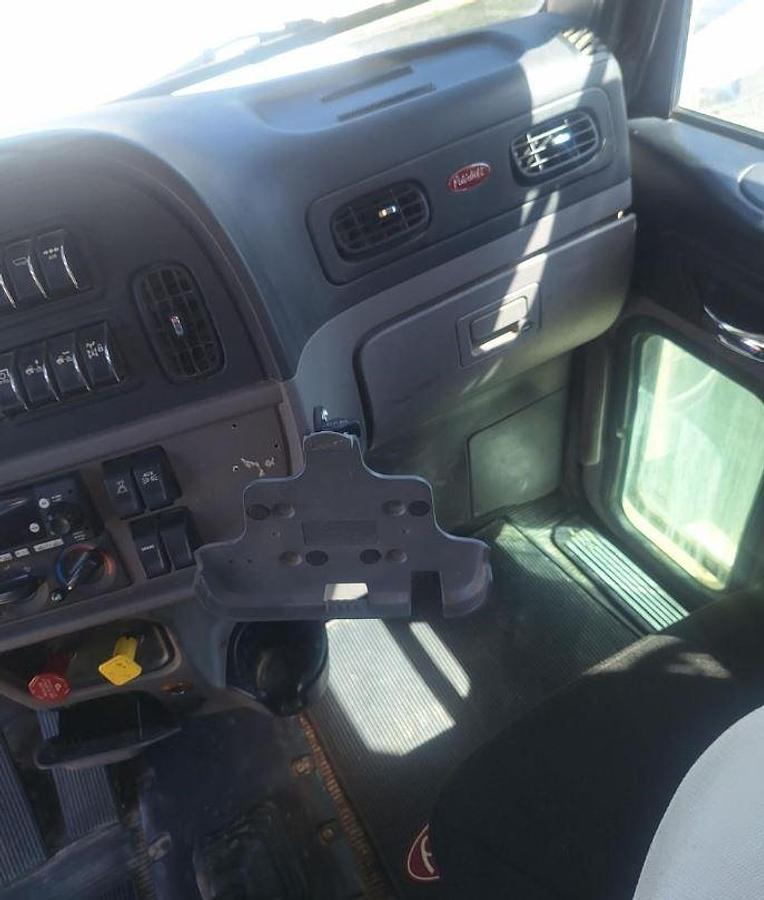 Used 2022 Peterbilt 389 Day Cab