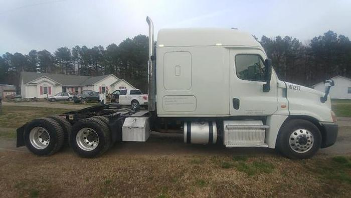 Used 2015 Freightliner FLGF4156 Sleeper Semi Tractor