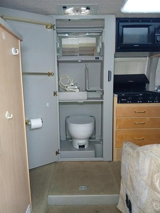 Used 2005 Winnebago Rialta