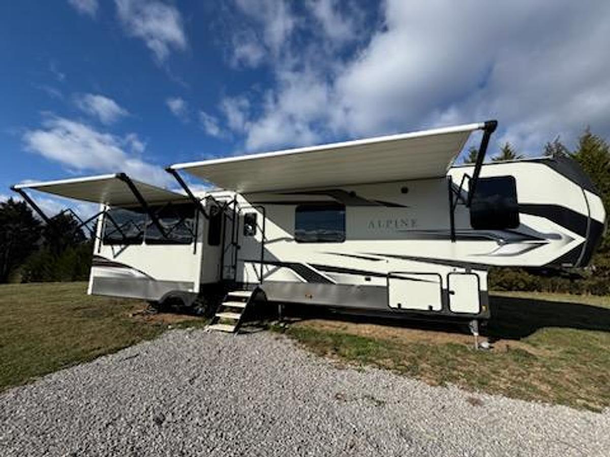 Used 2022 Keystone Alpine 3720MD