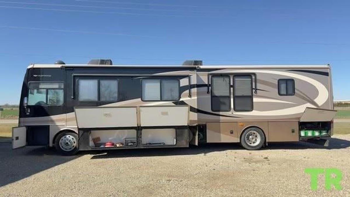 Used 2008 Fleetwood Discovery 40X with 3 slides