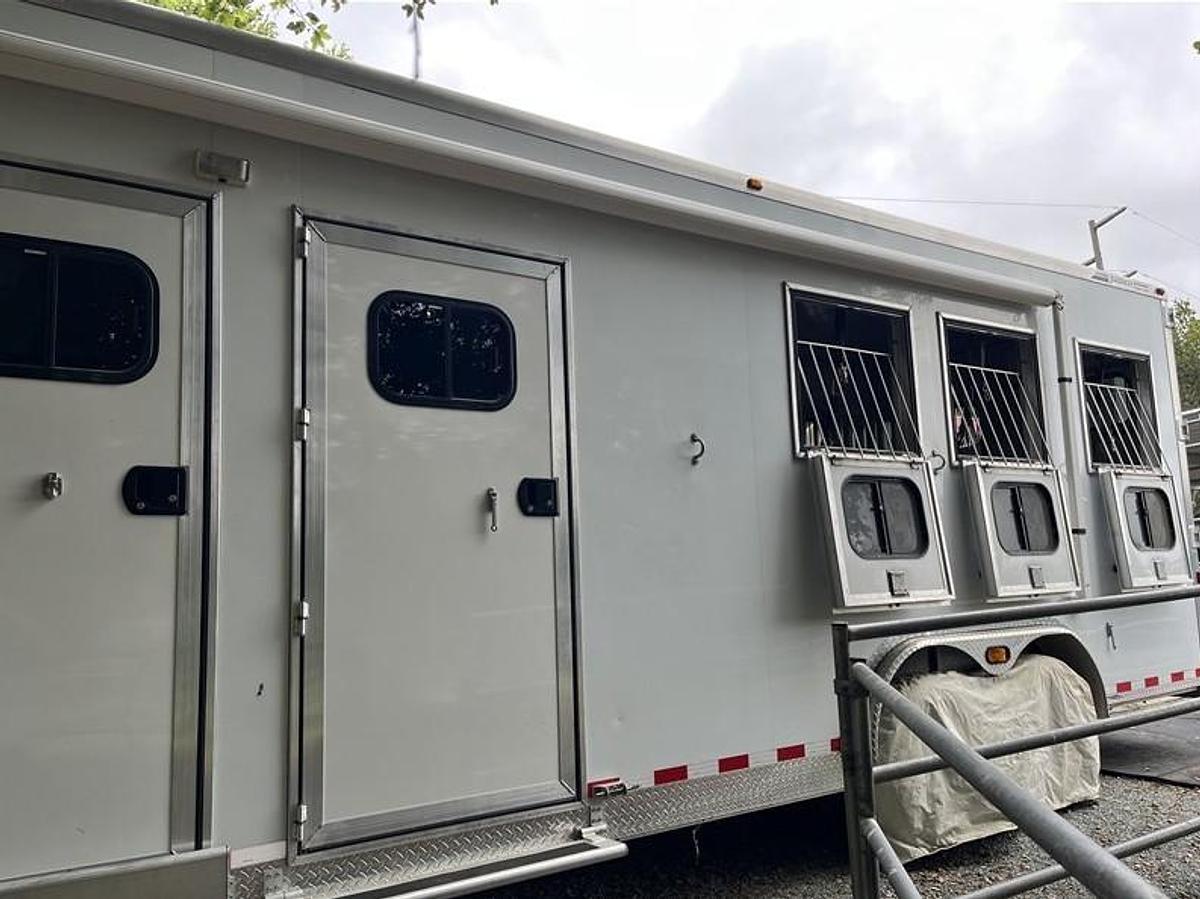 Used 2021 Jamco 3 Horse Reverse Trailer