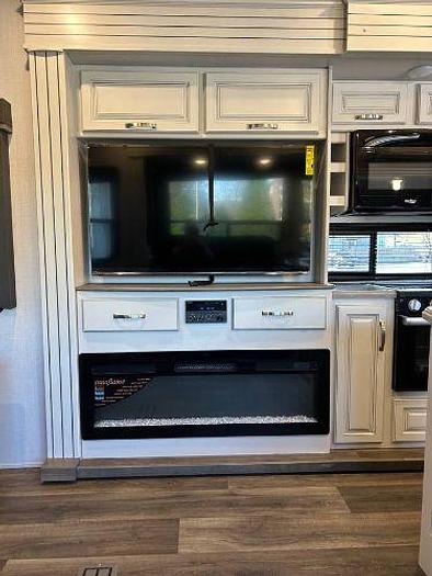 Used 2023 Rockwood Cougar Fifth Wheel