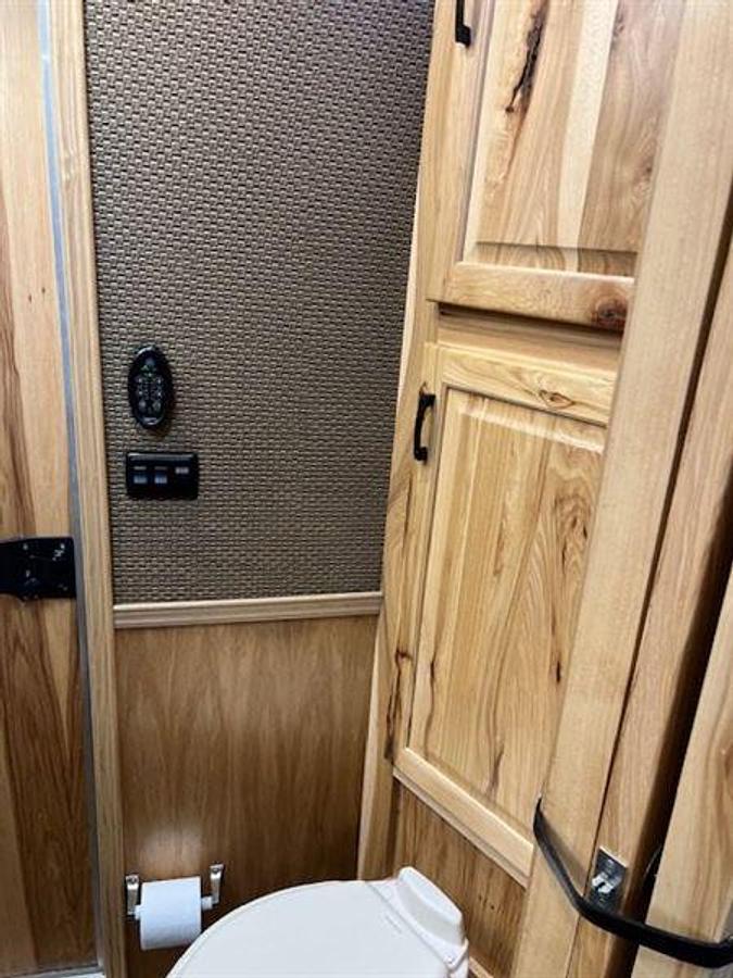 Used 2020 Lakota Bighorn 4 Horse w/ Living Quarters