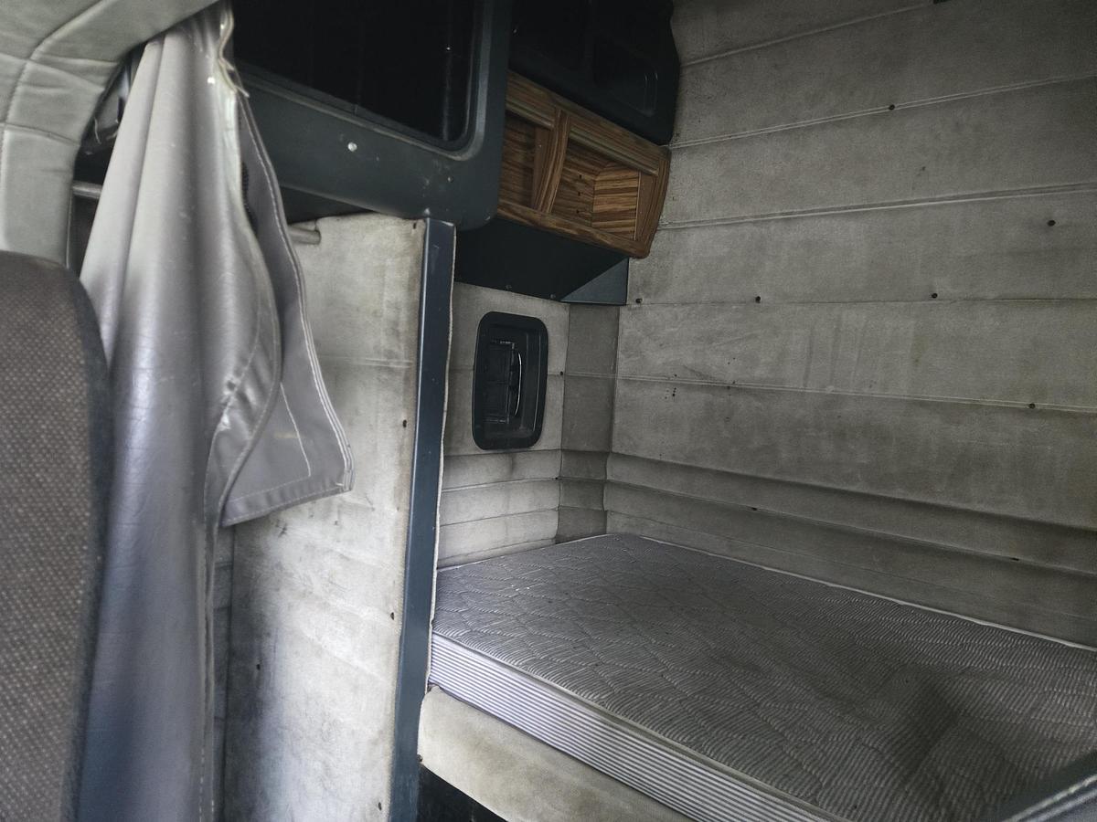 Used 1995 Peterbilt 379 Sleeper Semi Truck