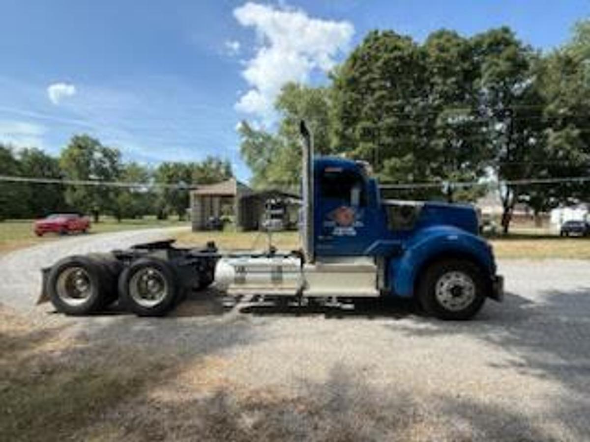 Used 2022 Kenworth W900 Day Cab Semi Truck