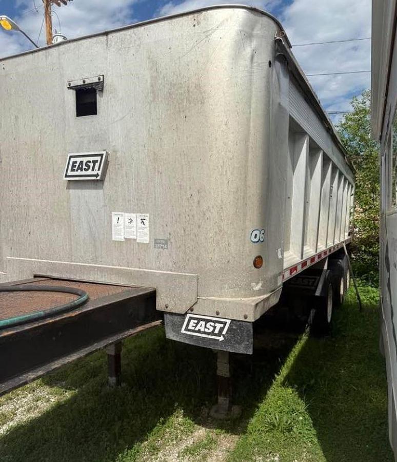 Used 2006 EAST 26 ft End Dump Trailer