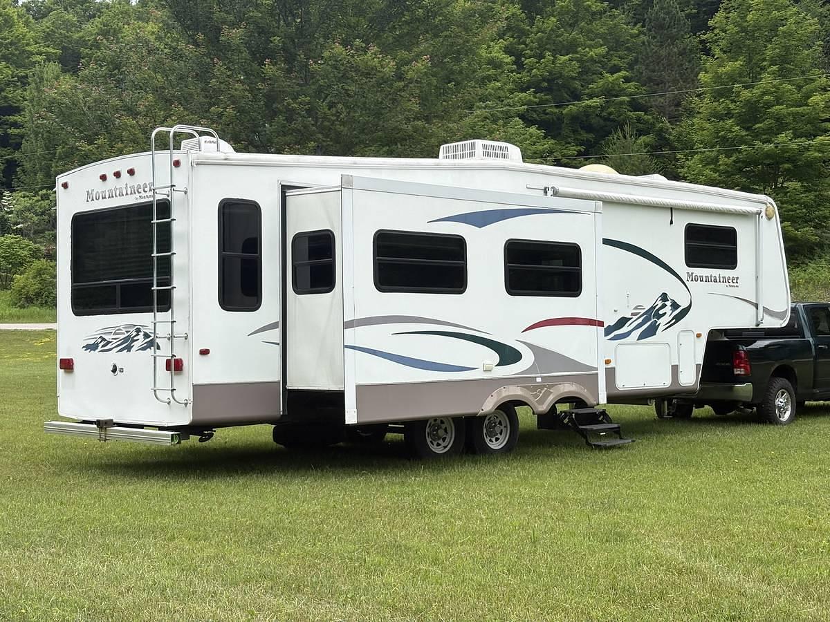 Used 2005 Keystone Fifth Wheel Trailer