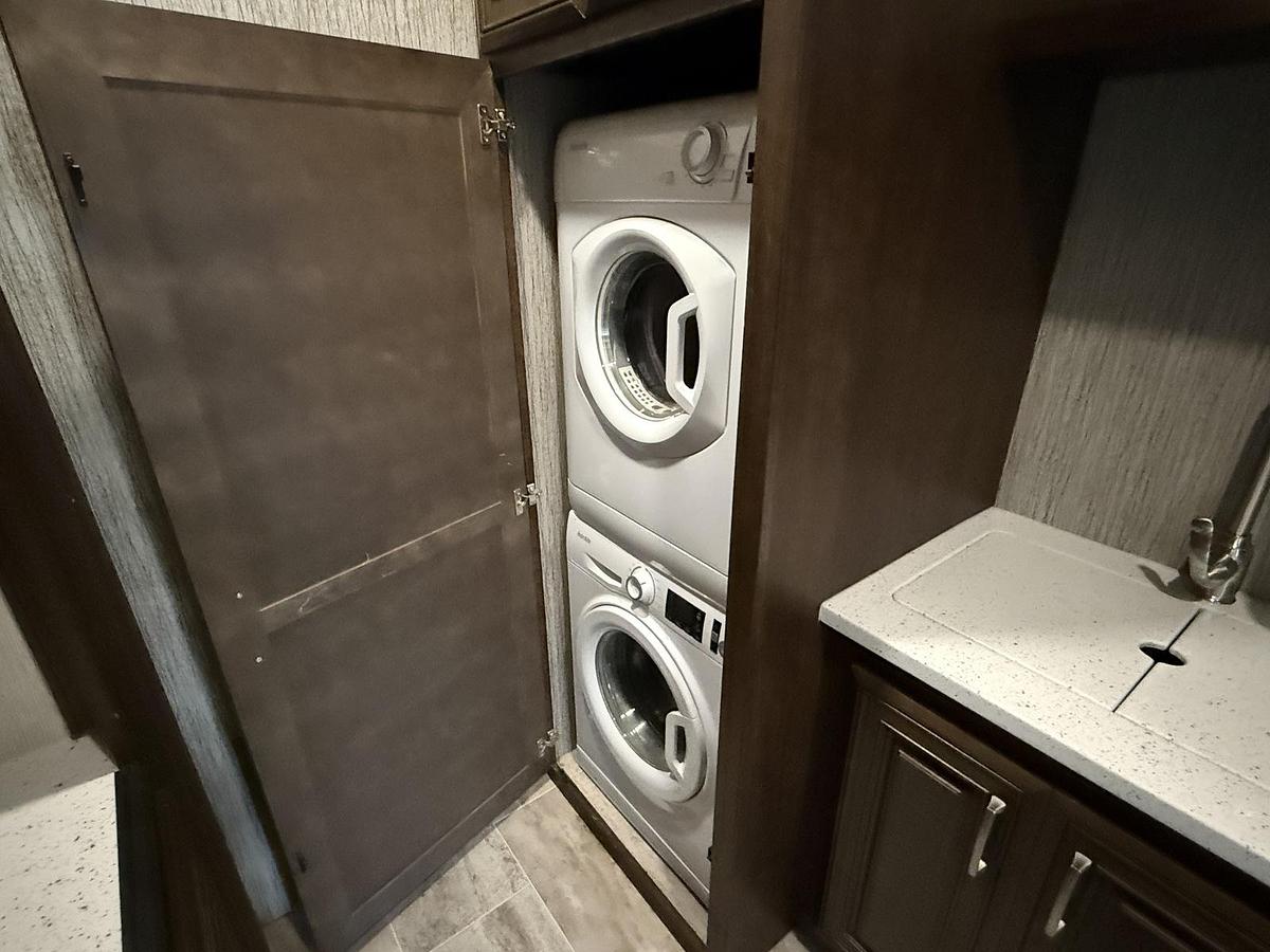 Used 2009 Heartland Big Horn 3925MLP Fifth Wheel