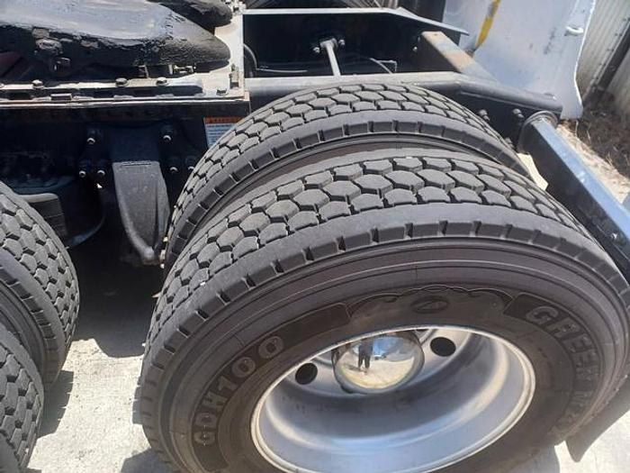 Used 2011 Freightliner Cascadia Sleeper