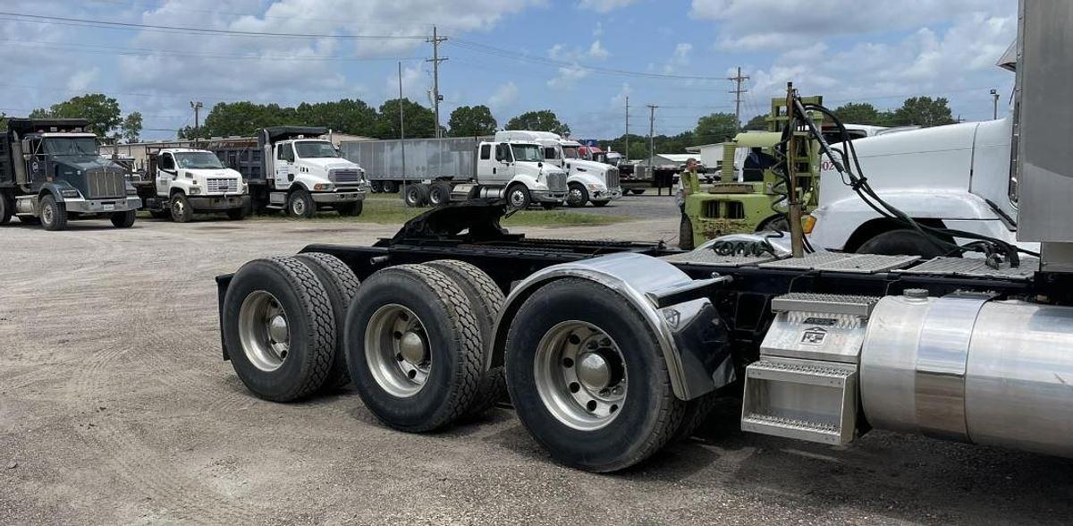 Used 2015 Kenworth T880 Sleeper Semi Truck