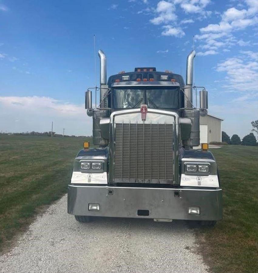 Used 2017 Kenworth W900 Sleeper Semi Truck