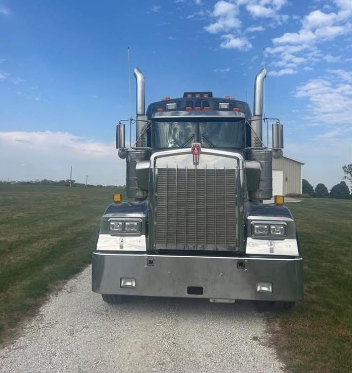 Used 2017 Kenworth W900 Sleeper Semi Truck