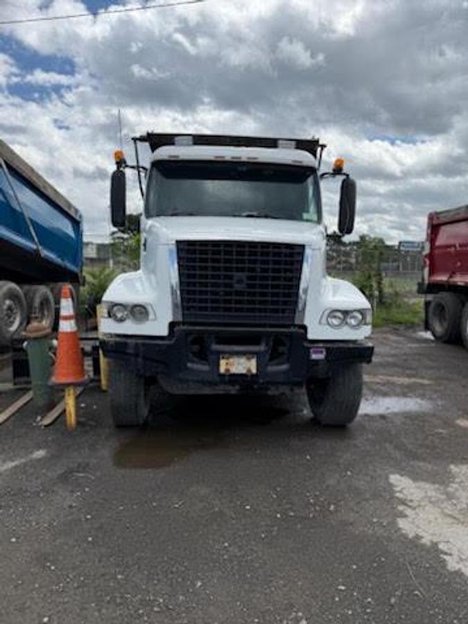 Used 2002 Volvo Dump Truck