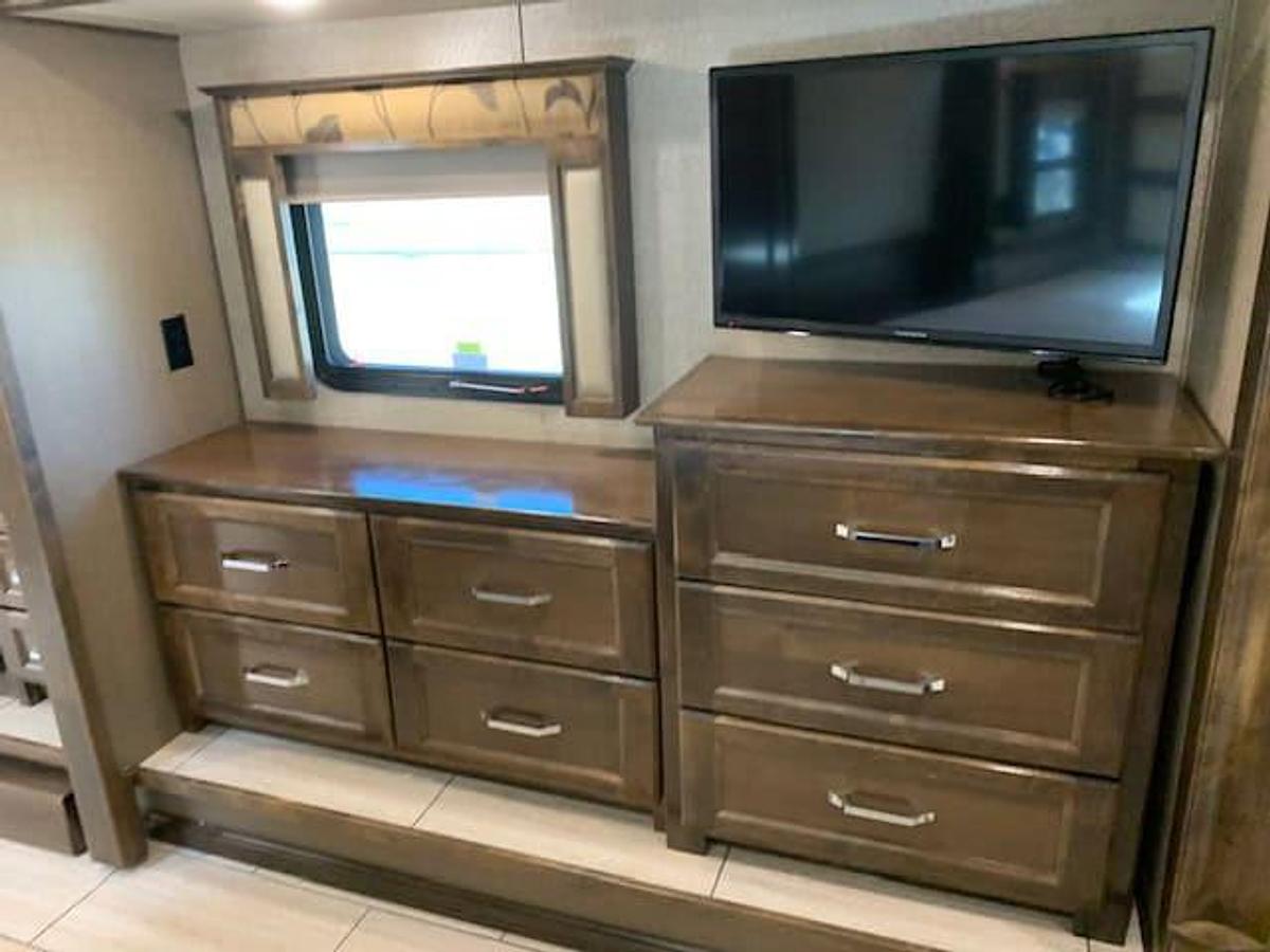 Used 2018 VanLeigh Beacon 39GBB Fifth Wheel