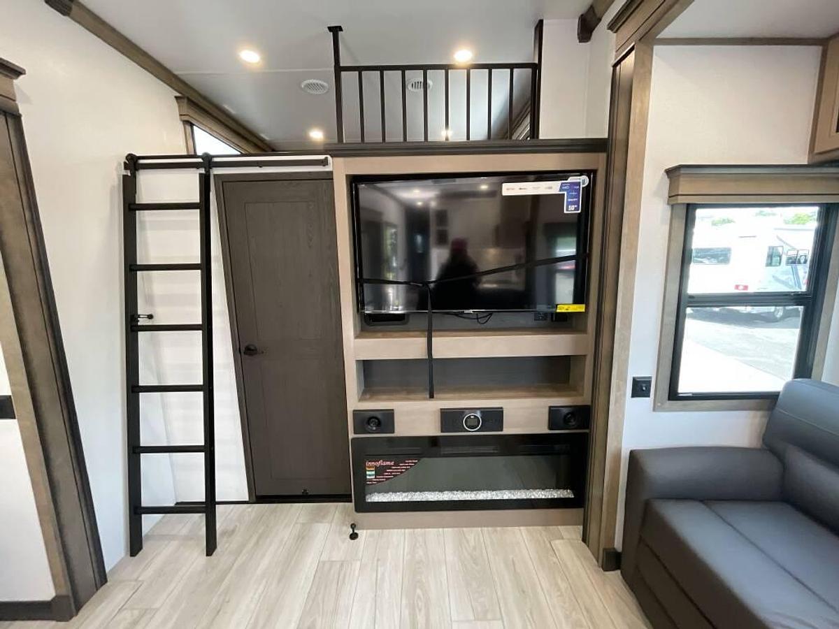 Used 2025 Keystone Montana 3915TB