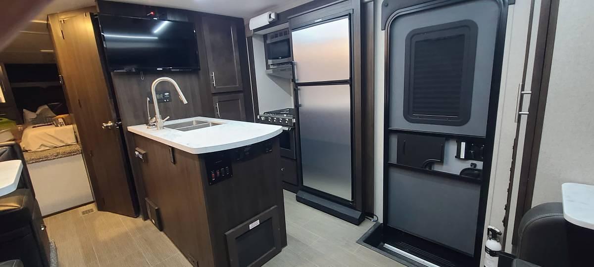 Used 2021 Adventurer Eagle Cap 1165