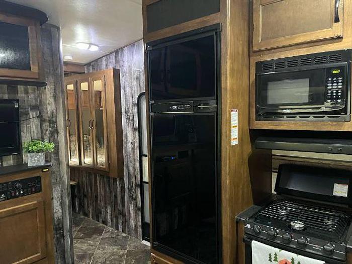 Used 2014 Keystone Carbon 31 Toyhauler