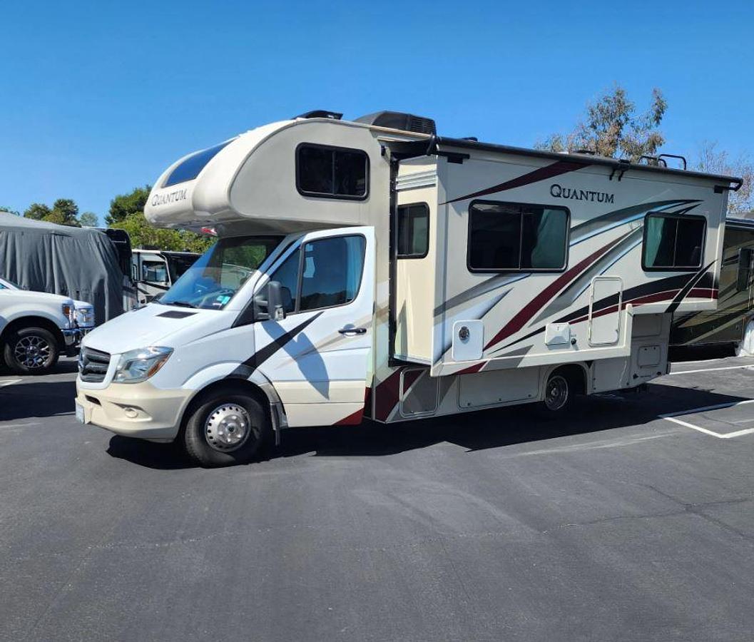 Used 2020 Thor Motor Coach Quantum KM24 w/ 2016 Nissan Versa Tow Vehicle