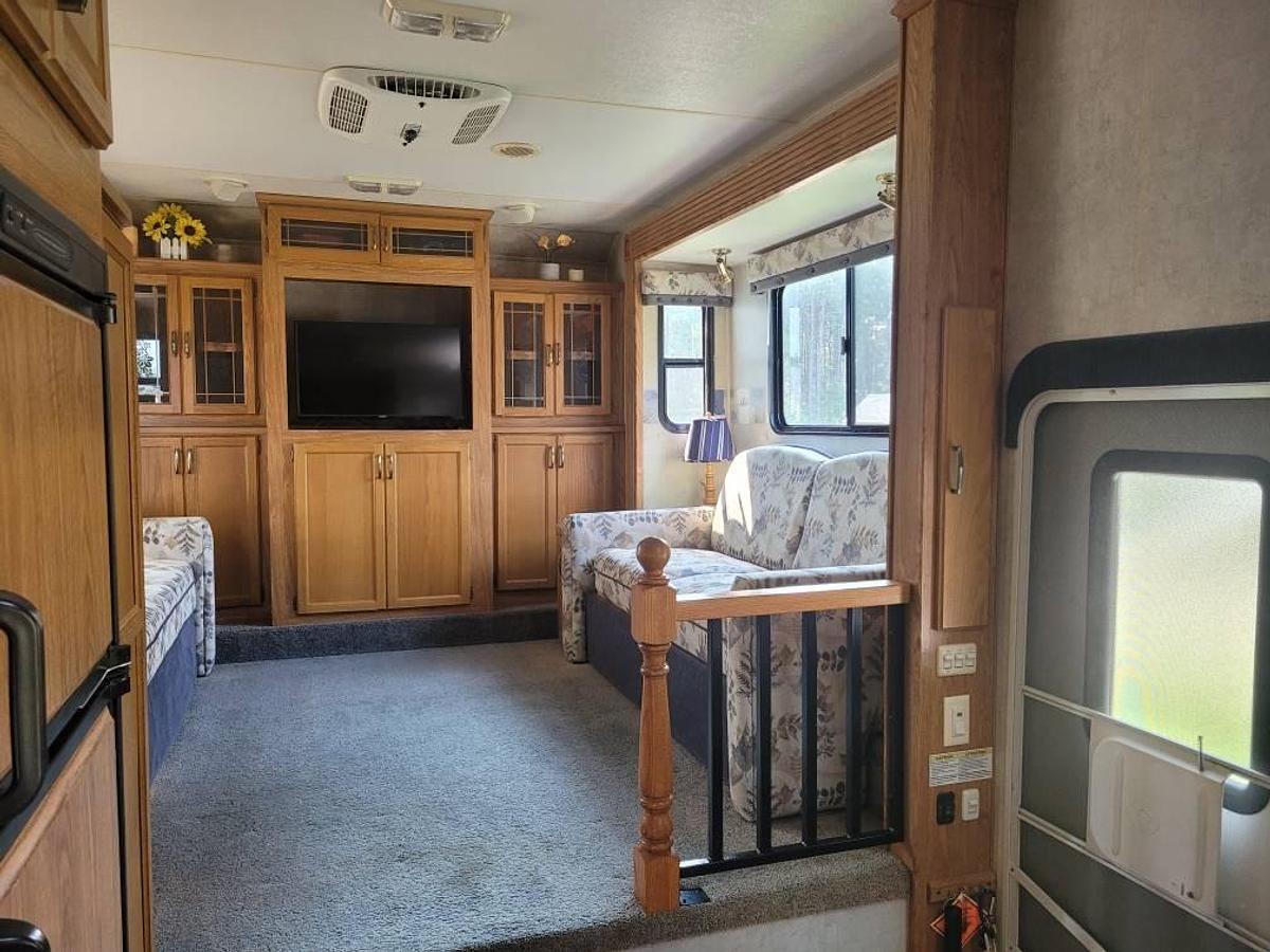 Used 2005 Wilderness Fleetwood Advantage 365FLTS Fifth Wheel