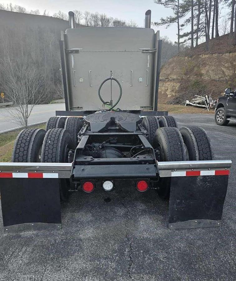Used 2009 KENWORTH W900L Conventional Sleeper Semi