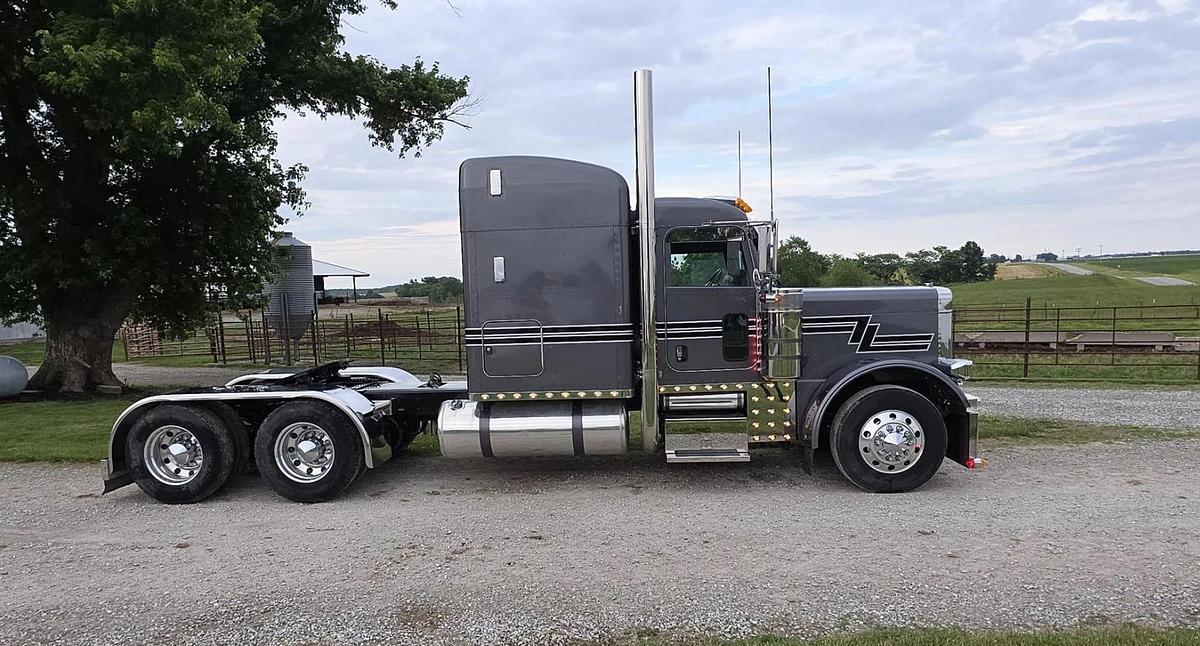 Used 2006 Peterbilt 379 Sleeper Truck