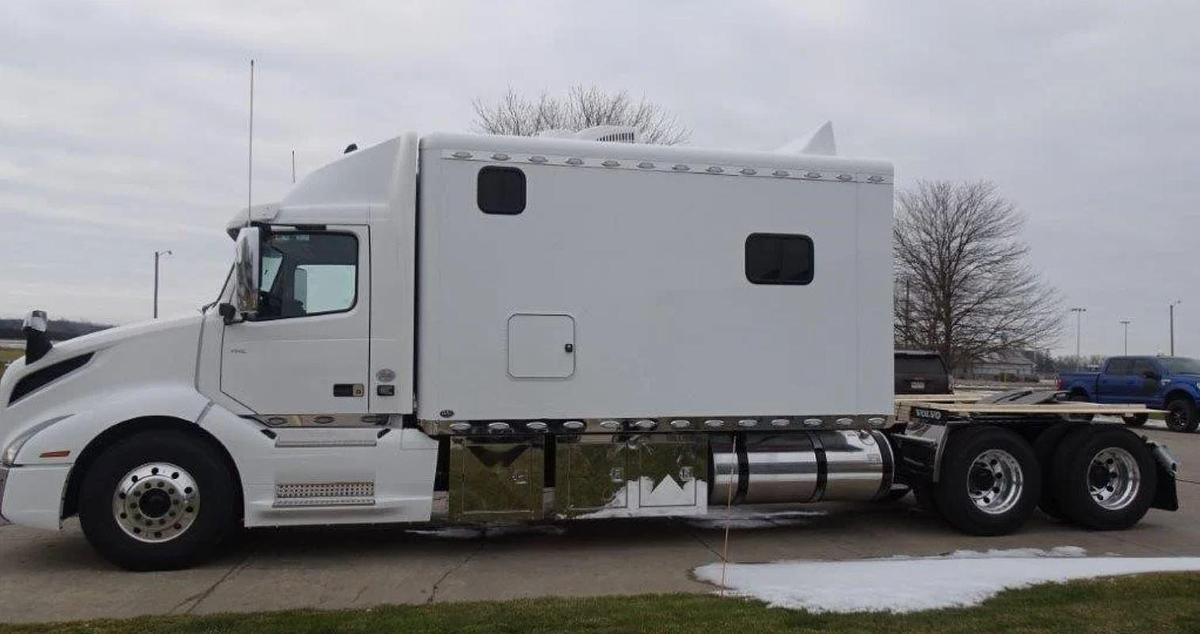 Used 2021 Volvo VNL64T300