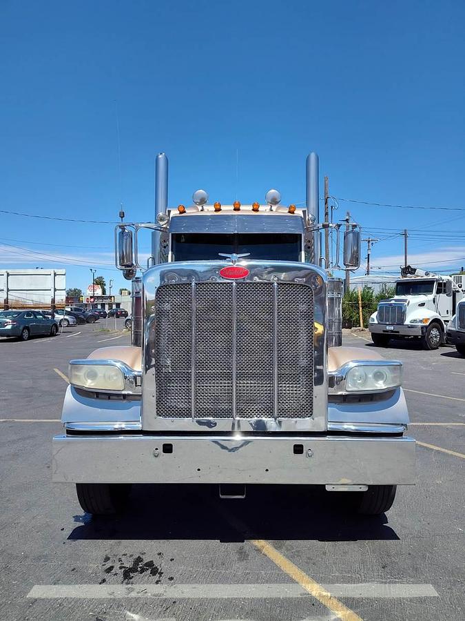 Used 2015 Peterbilt 389 Sleeper Semi Truck
