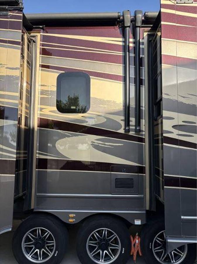 Used 2023 Luxe Elite 44FL Fifth Wheel
