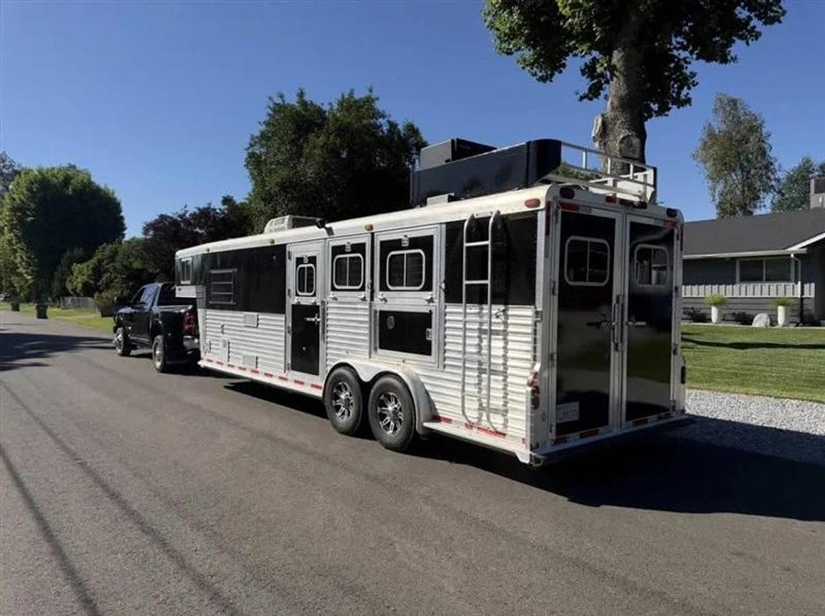 Used 1999 Elite 3 Horse LQ Trailer