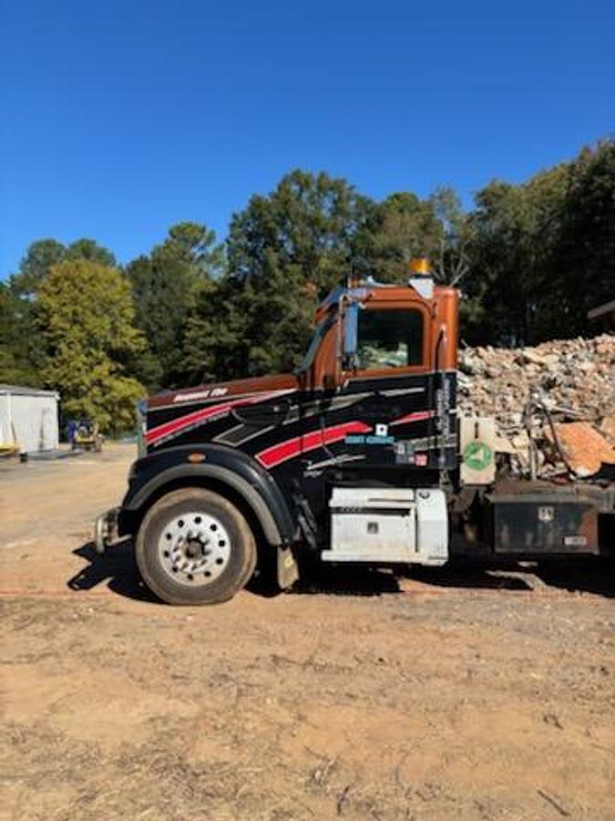 Used 2015 Freightliner 122SD