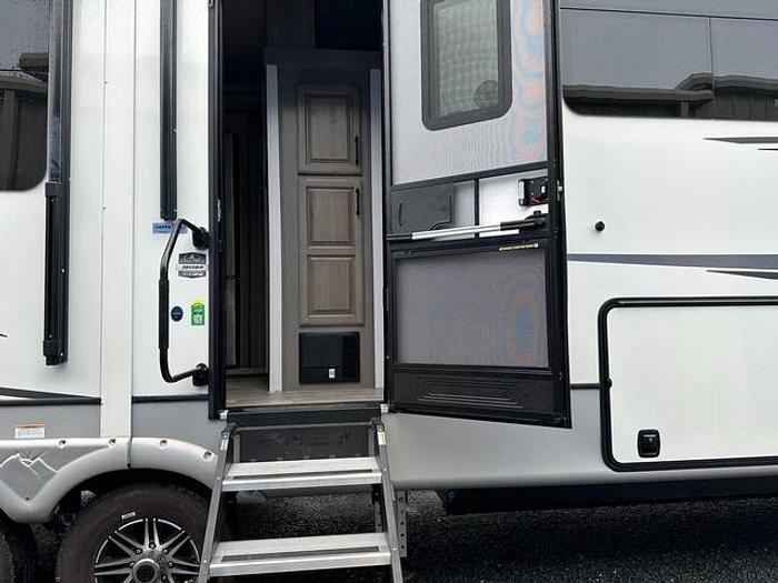 Used 2022 Keystone Montana High Country 385BR