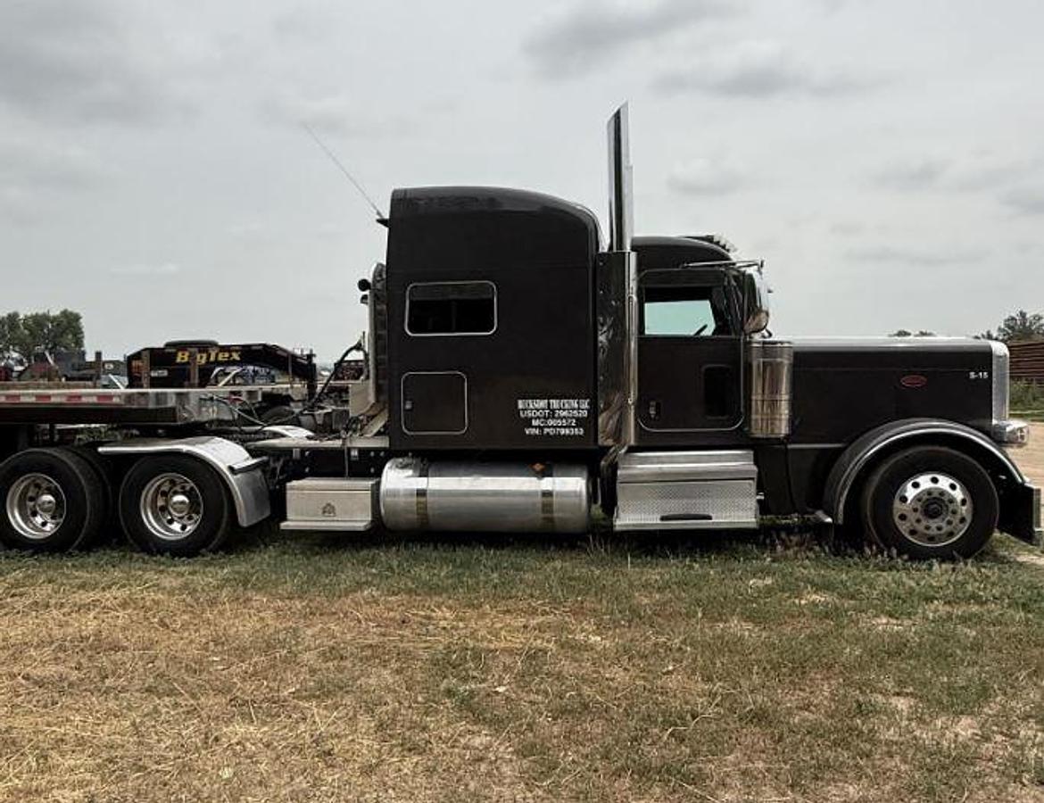 Used 2023 PETERBILT 389 Sleeper Semi Truck