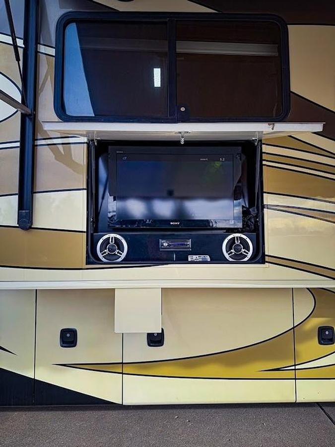 Used 2010 Fleetwood Discovery 40X