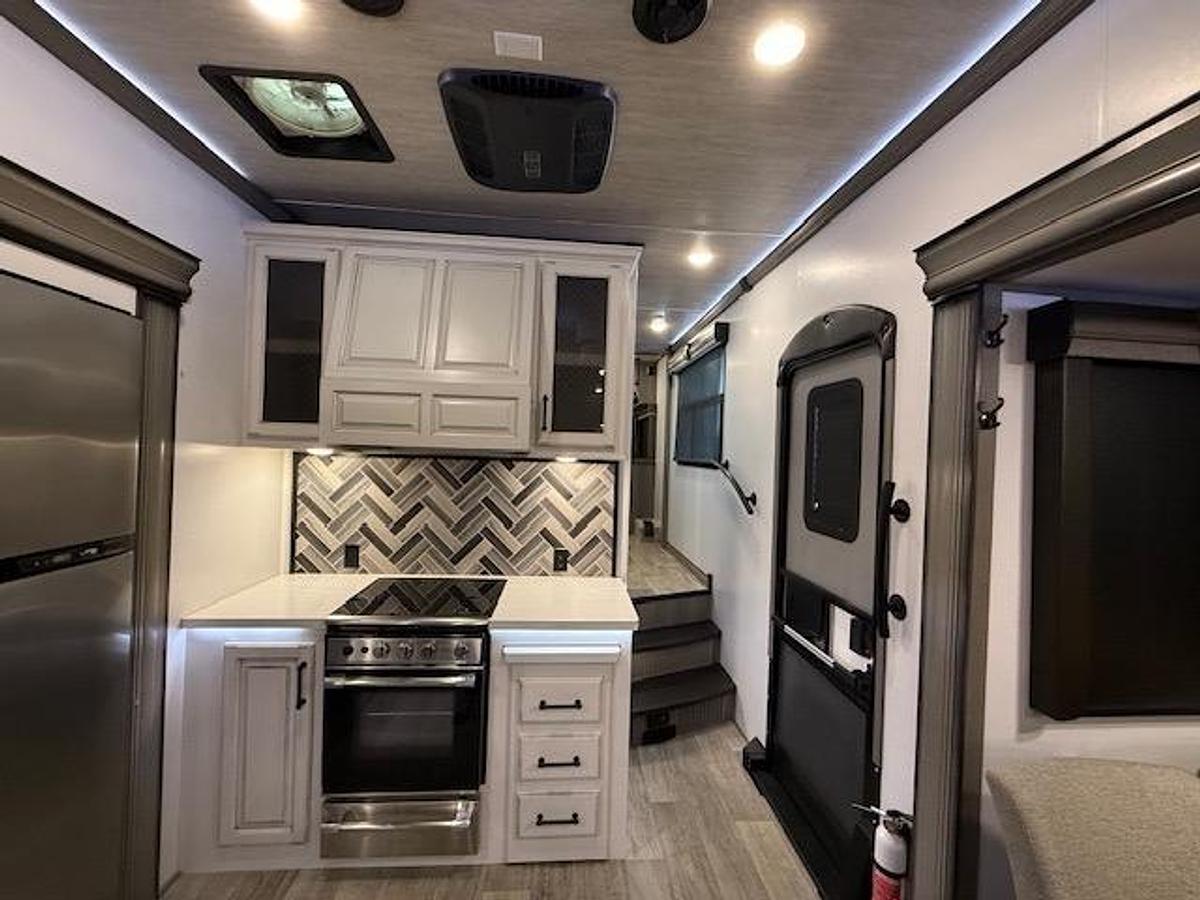 Used 2022 Keystone Montana Legacy Edition 3231CK