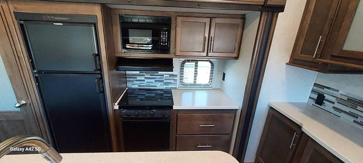 Used 2018 Keystone Cougar 30RLS Fifth Wheel