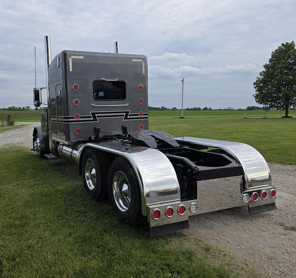 Used 2006 Peterbilt 379 Sleeper Truck