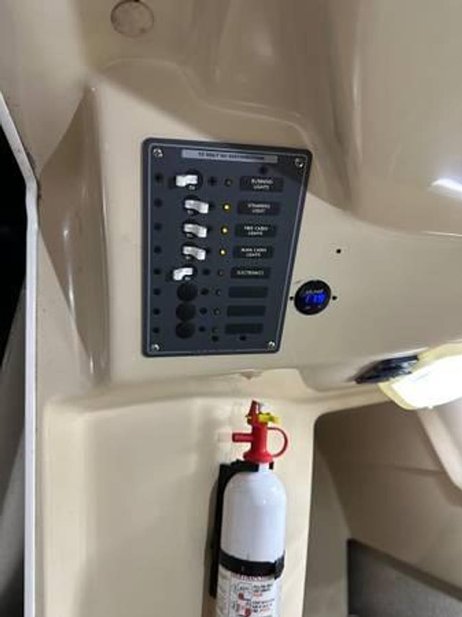 Used 2011 MacGregor M26 Powersailer • 90 HP Evinrude • Trailer Included • Sleeps 6