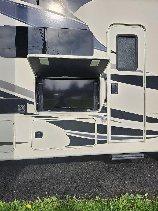 Used 2021 Coachmen Mirada 32SS