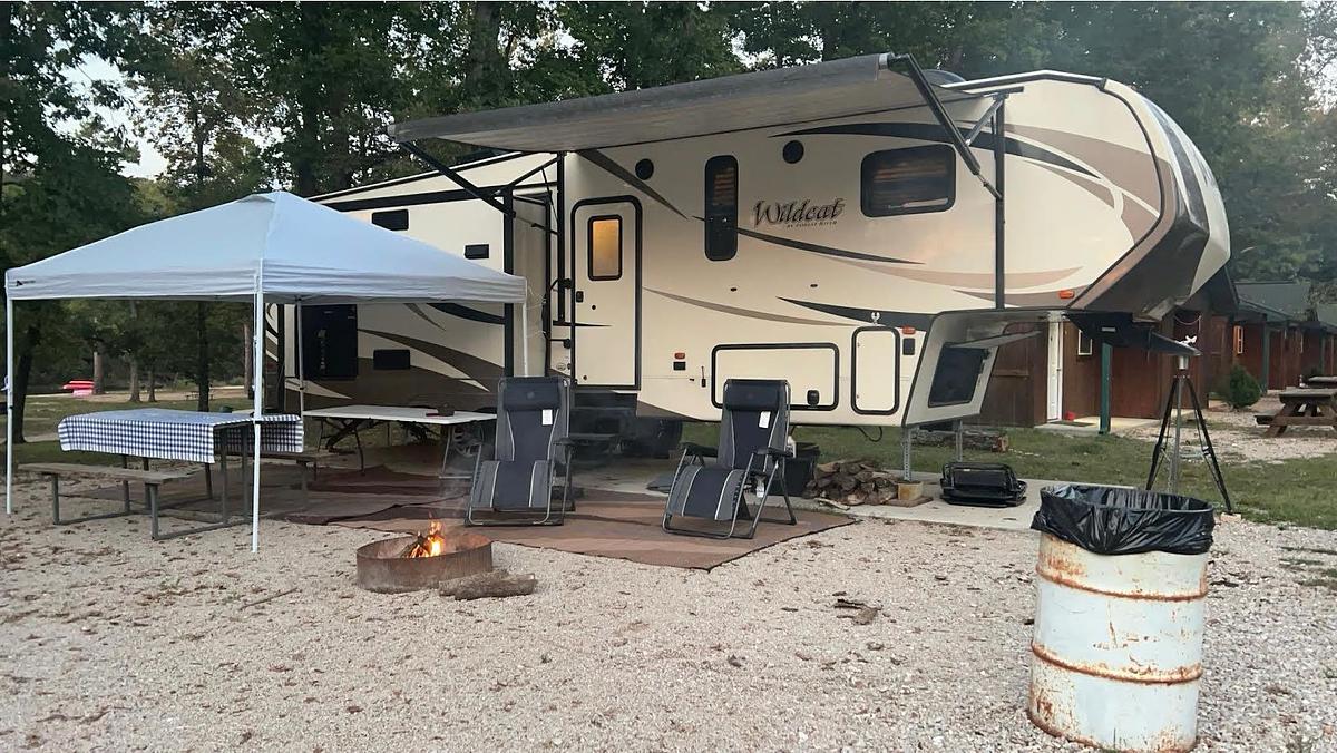Used 2017 Forest River Wildcat 29RLX Fifth Wheel