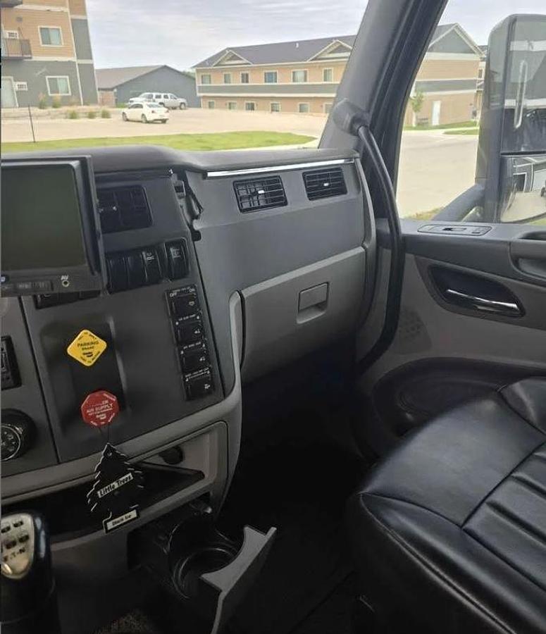 Used 2017 Peterbilt 579 Sleeper Semi Truck