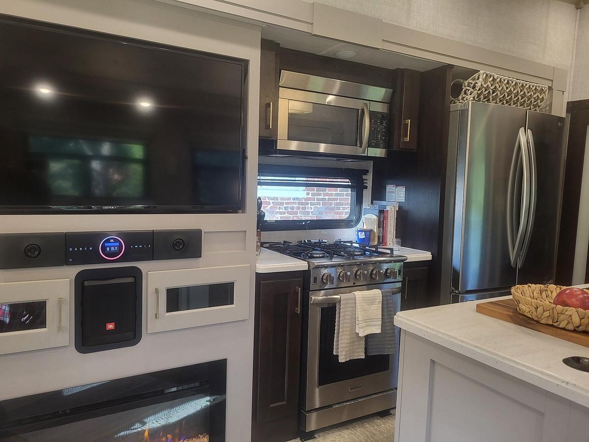 Used 2021 Forest River Palomino Columbus 1492 382FB