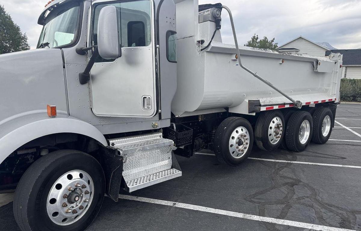 Used 2009 KENWORTH T800 Dump Truck
