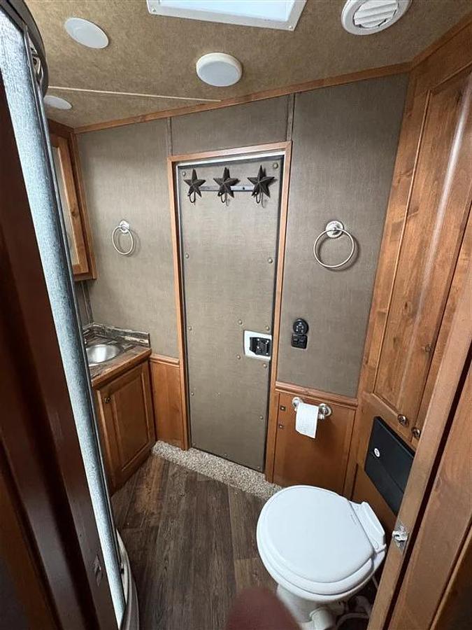 Used 2017 Merhow 4 Horse with Living Quarters