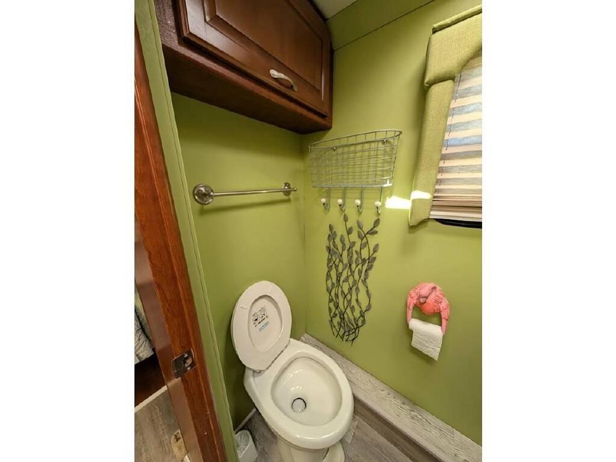 Used 2006 Fourwinds Hurricane 33H