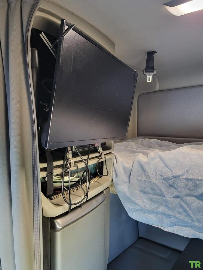 Used 2022 Volvo VNL64T670 Sleeper Semi Truck