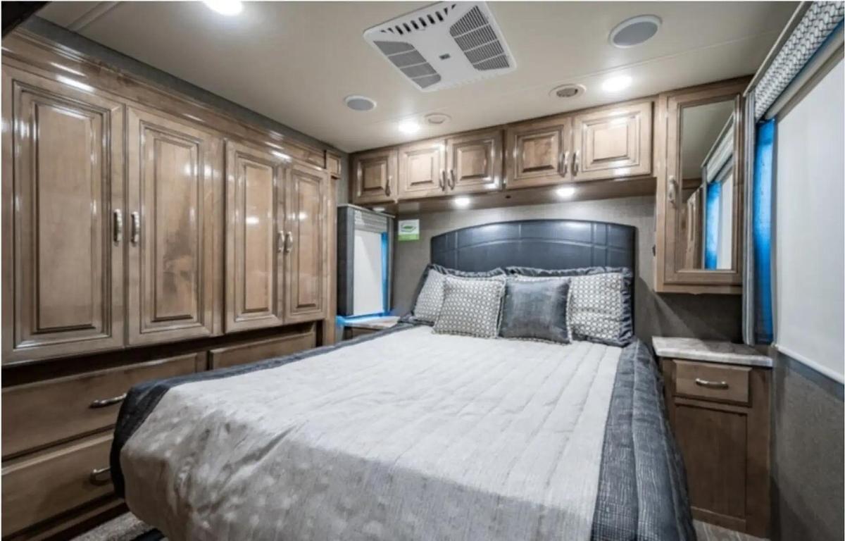 Used 2020 Thor Motor Coach Palazzo 33.5